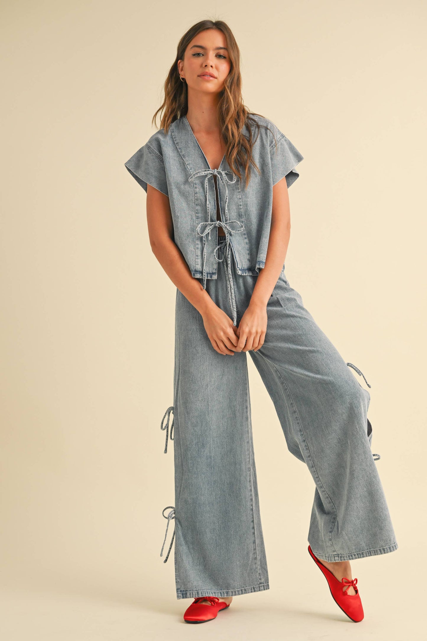DENIM TIED ON THE SIDE PANTS
