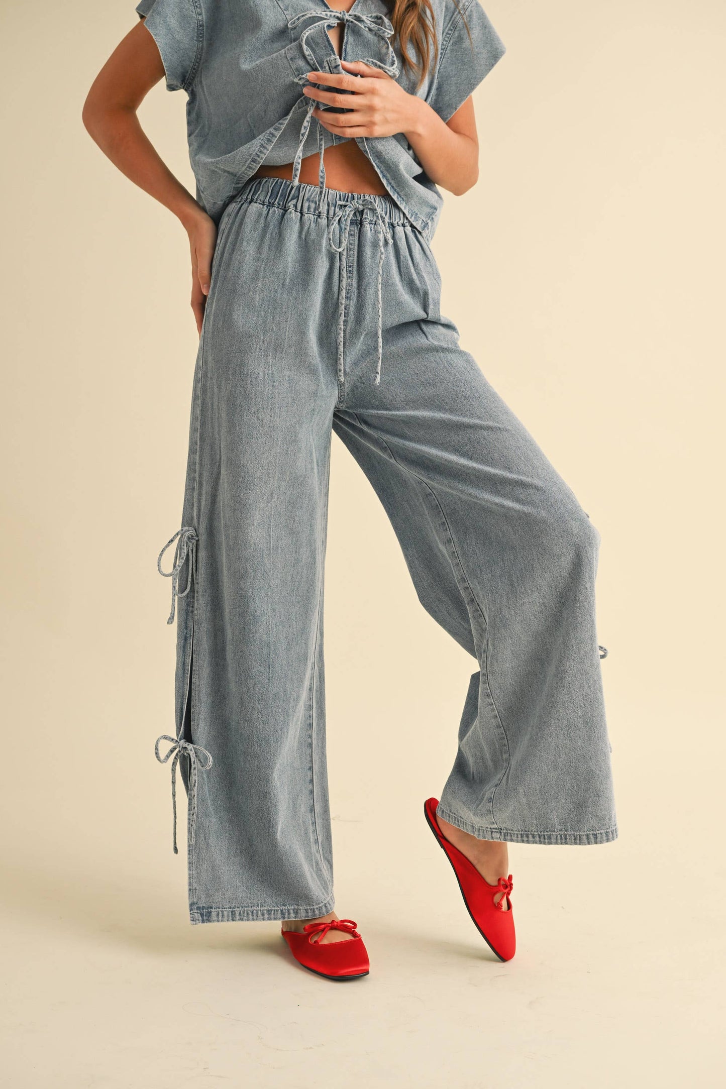 DENIM TIED ON THE SIDE PANTS