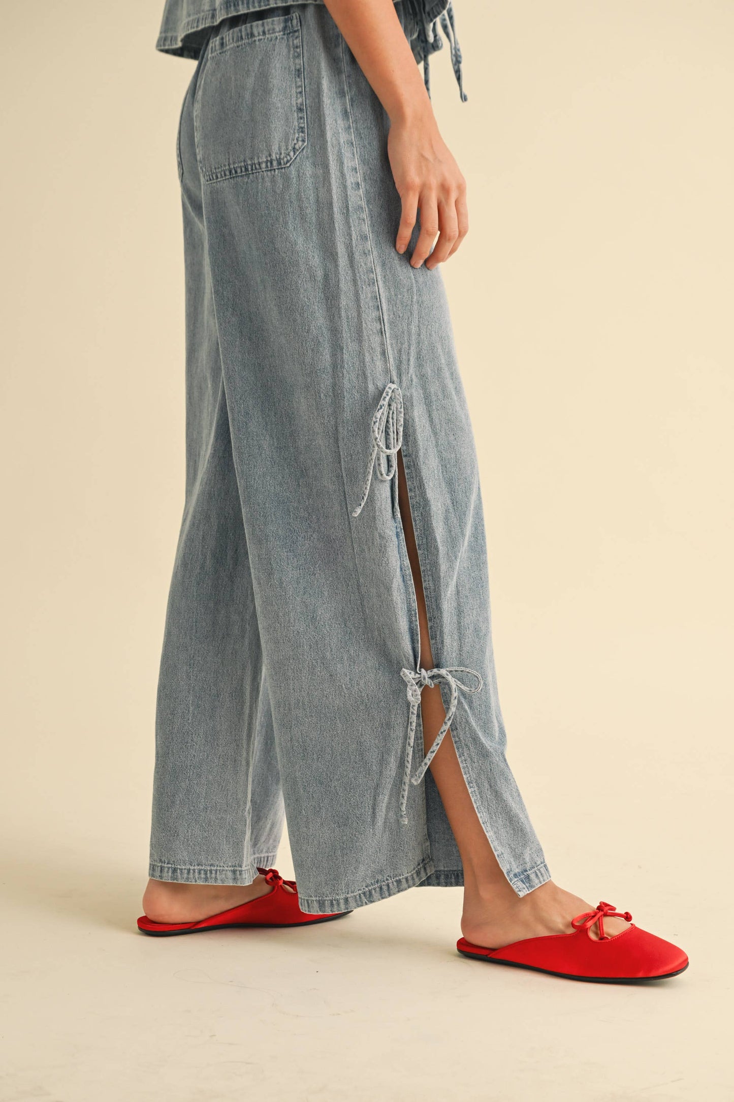 DENIM TIED ON THE SIDE PANTS