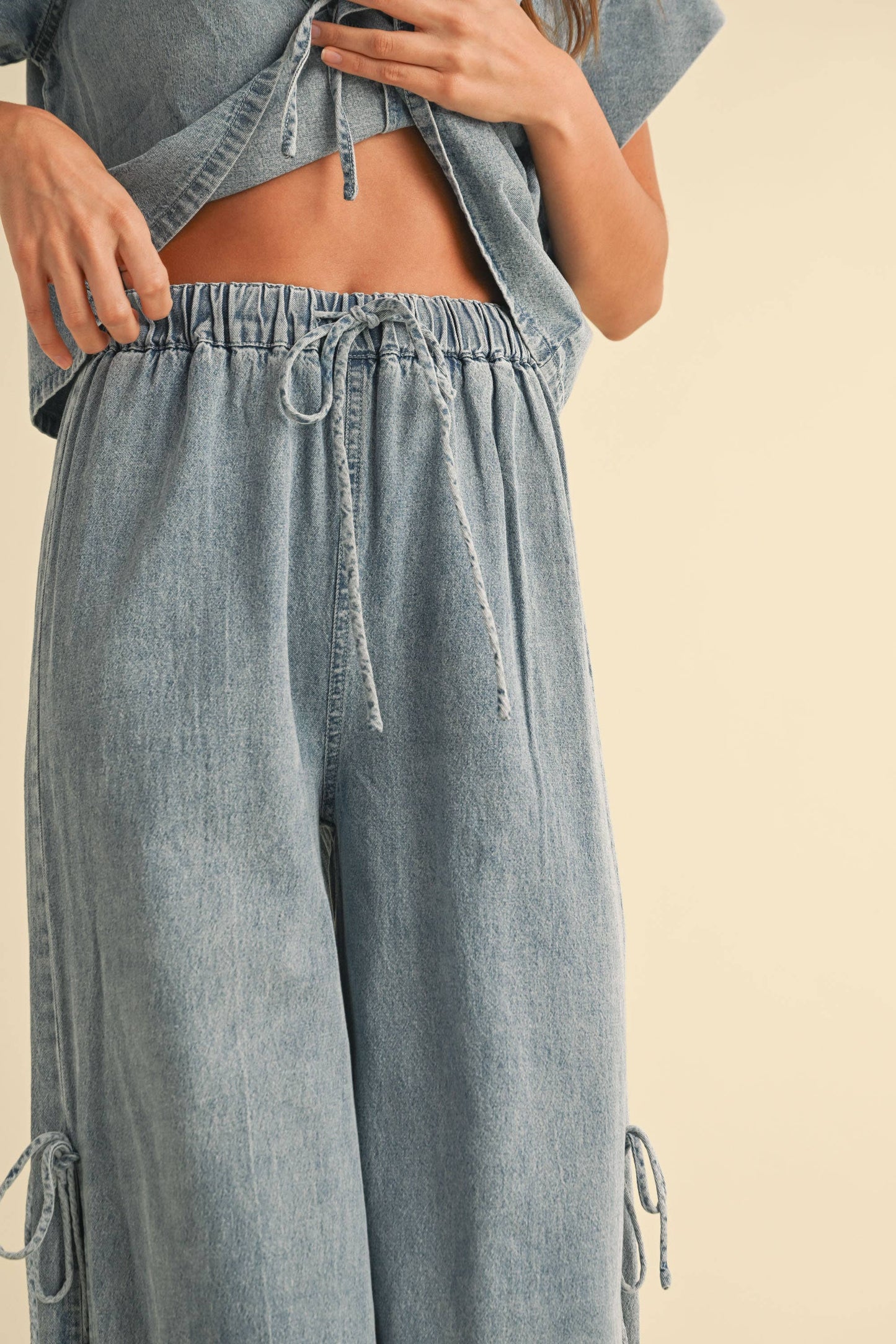 DENIM TIED ON THE SIDE PANTS