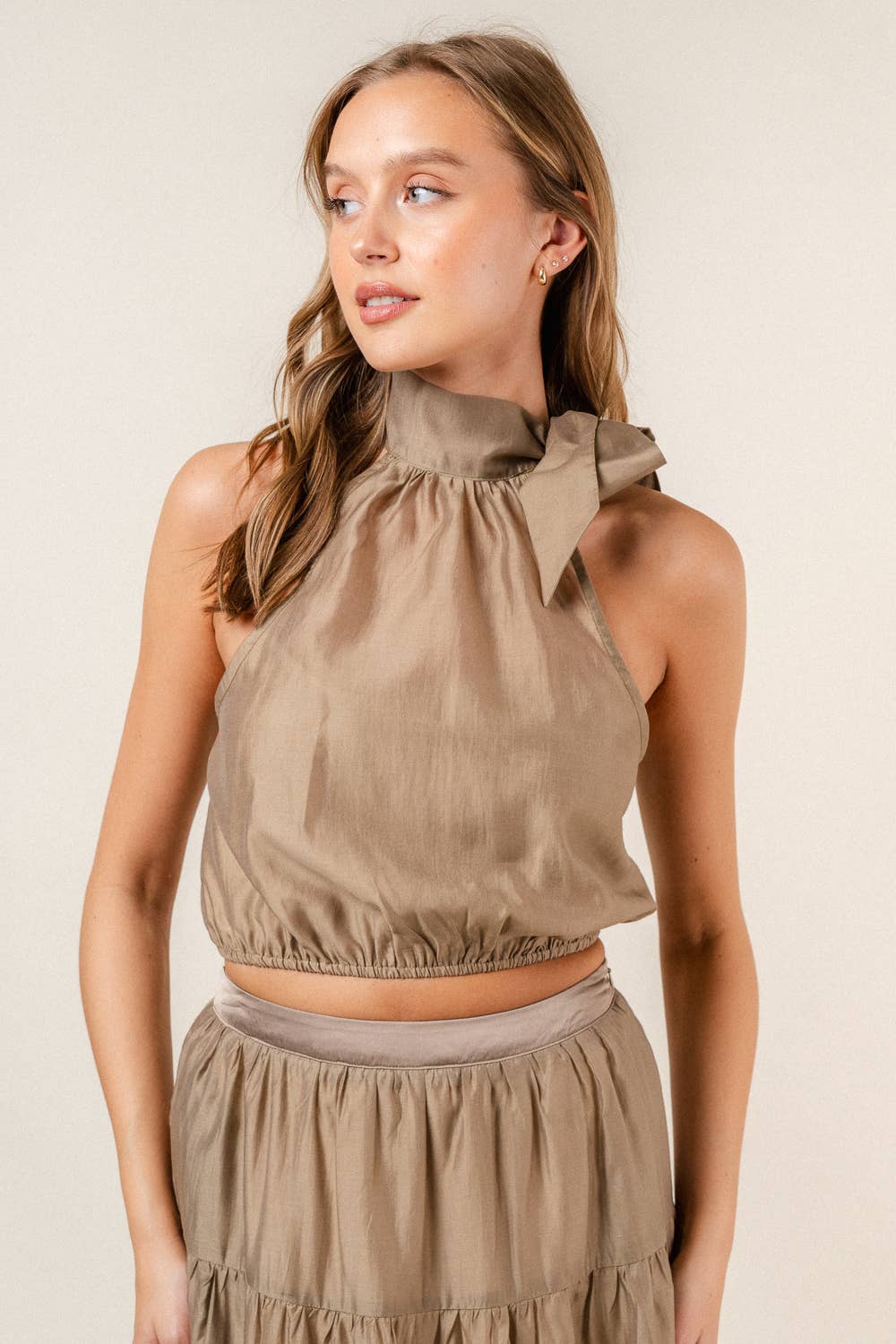 TIE HALTER NECK CROPPED BLOUSE TOP
